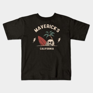 Vintage Surfing Mavericks Beach California // Retro Surf Skull Kids T-Shirt